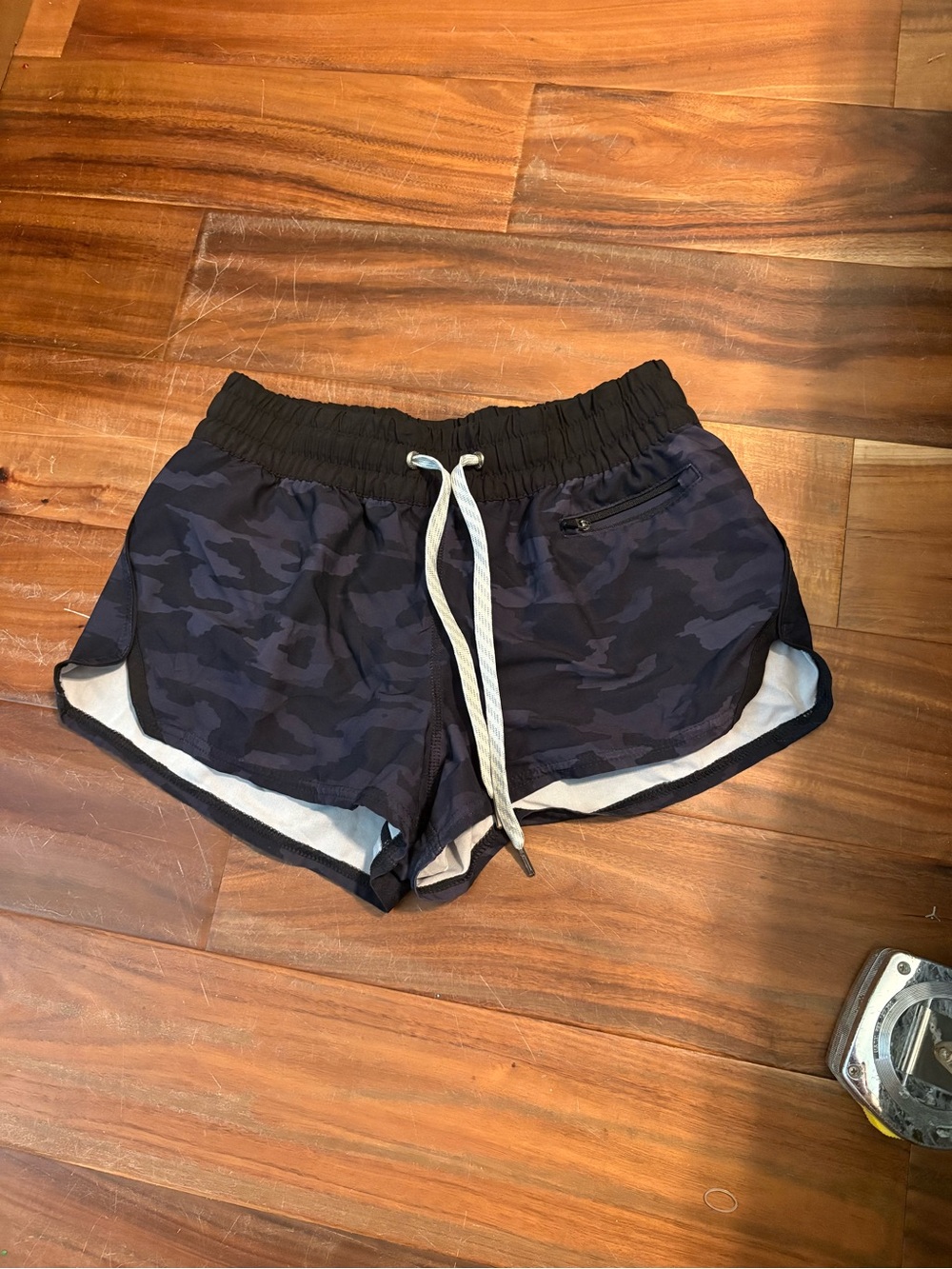 Vuori Women’s Camo Running Shorts Navy Black Drawstring Athletic (1252)